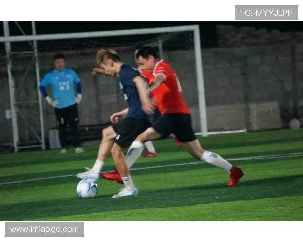 足球明星与路人偶遇的搞笑瞬间引发热议视频分享